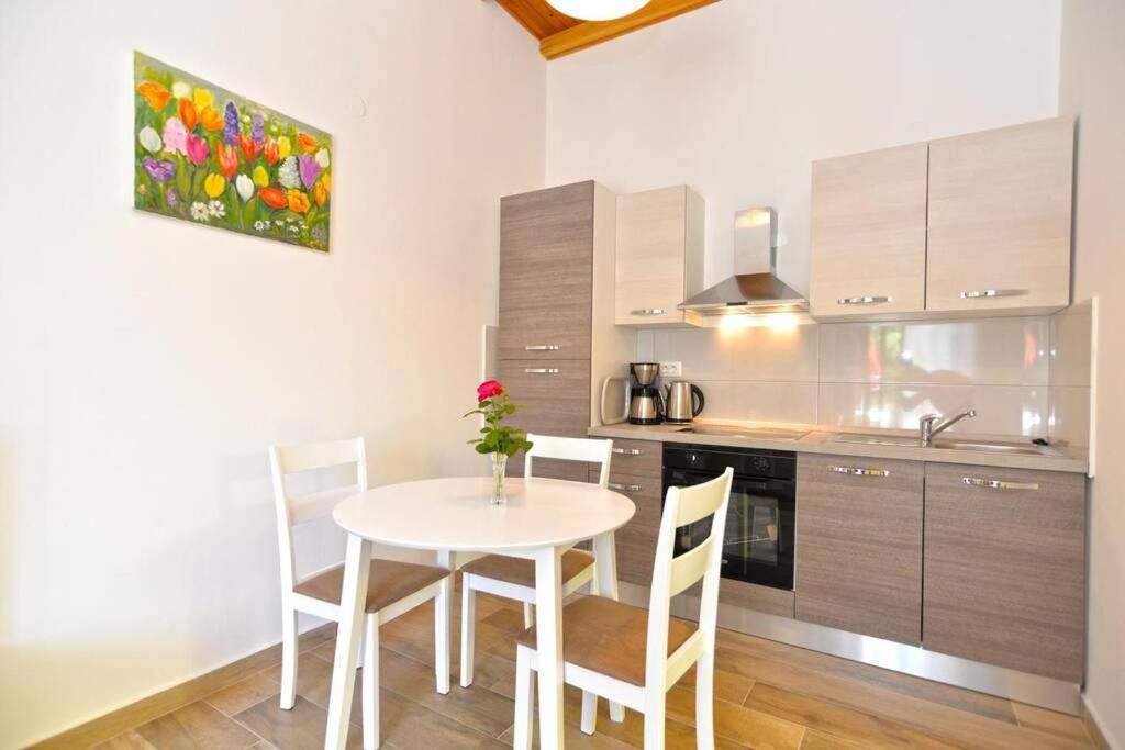 Apartment Vesna For 2, Free Parking And Wi-Fi 普拉 外观 照片