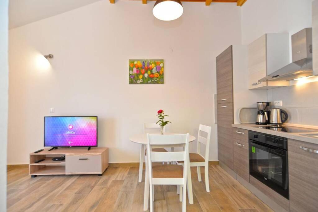 Apartment Vesna For 2, Free Parking And Wi-Fi 普拉 外观 照片